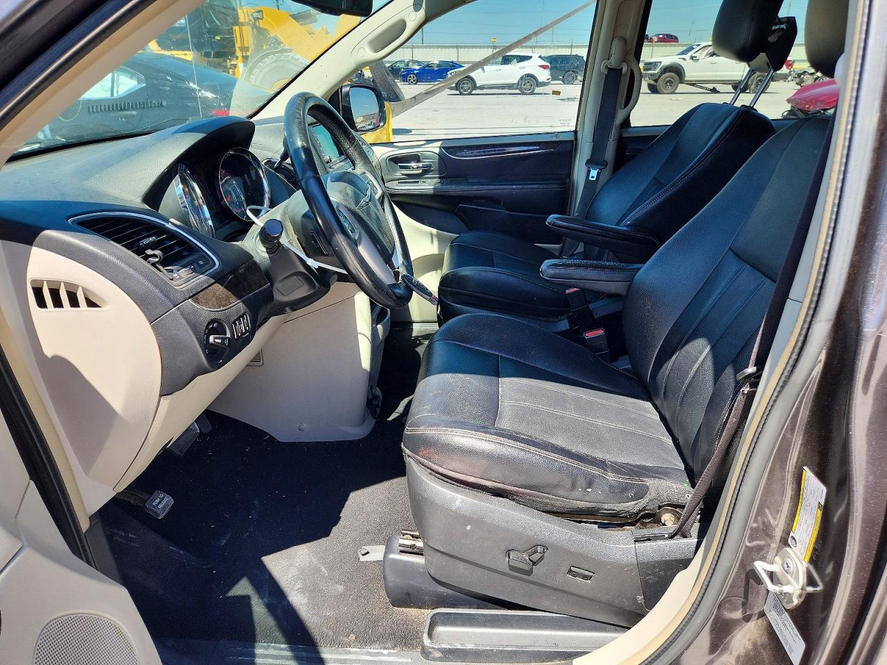 2015 CHRYSLER TOWN & COUNTRY TOURING photo 13