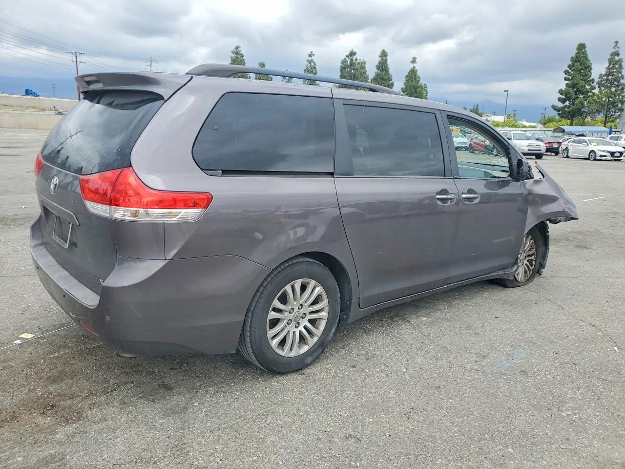 2014 TOYOTA SIENNA XLE 8-PASSENGER photo 5