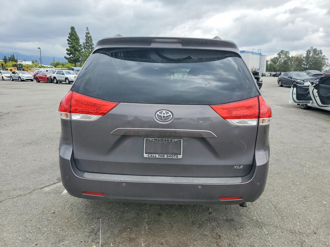 2014 TOYOTA SIENNA XLE 8-PASSENGER photo 11