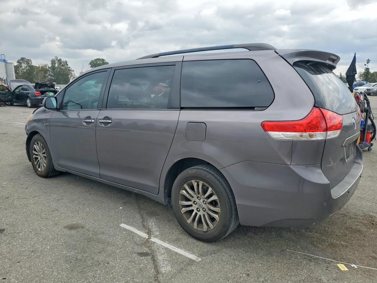 2014 TOYOTA SIENNA XLE 8-PASSENGER photo 3