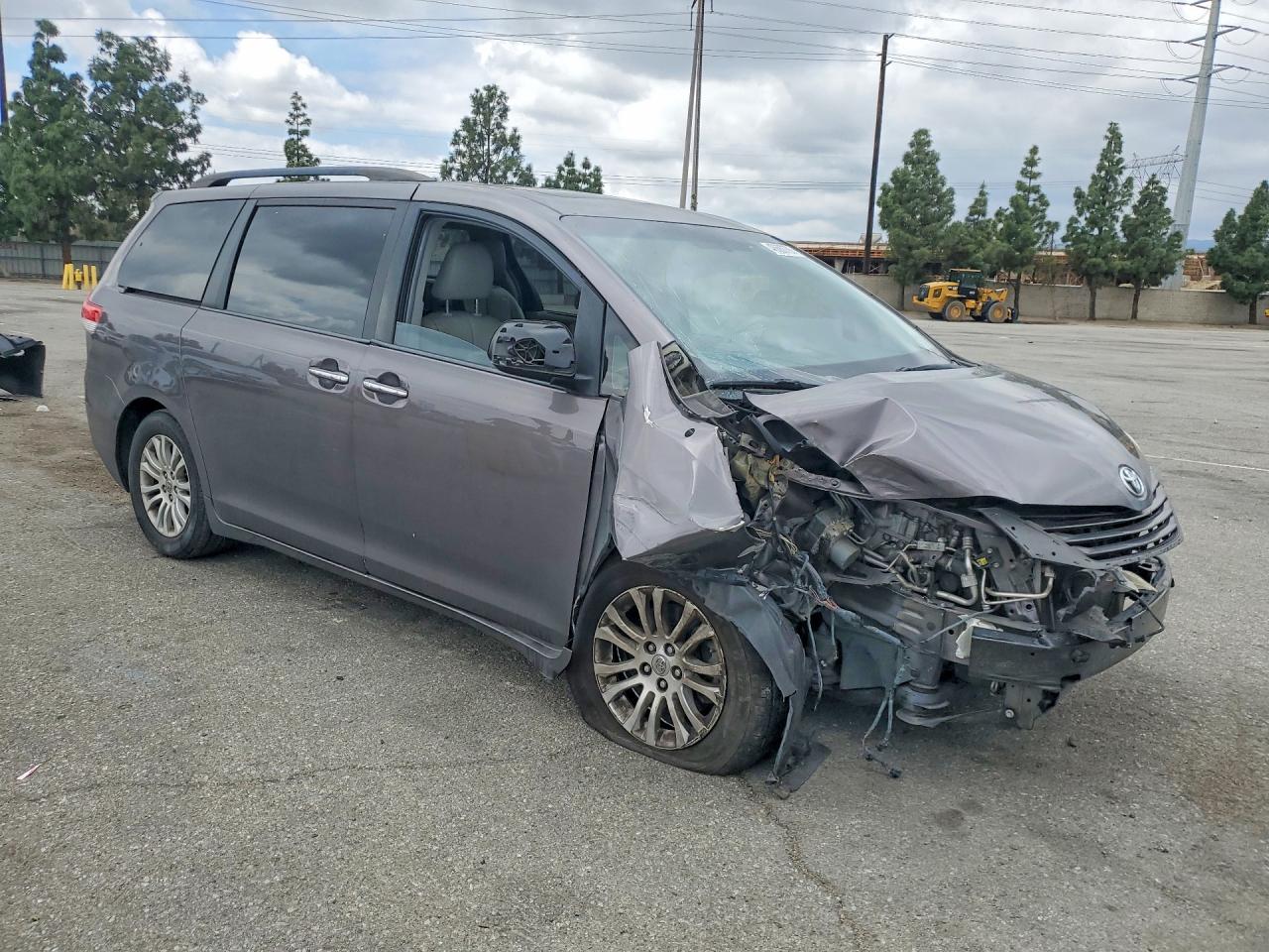 2014 TOYOTA SIENNA XLE 8-PASSENGER photo 7