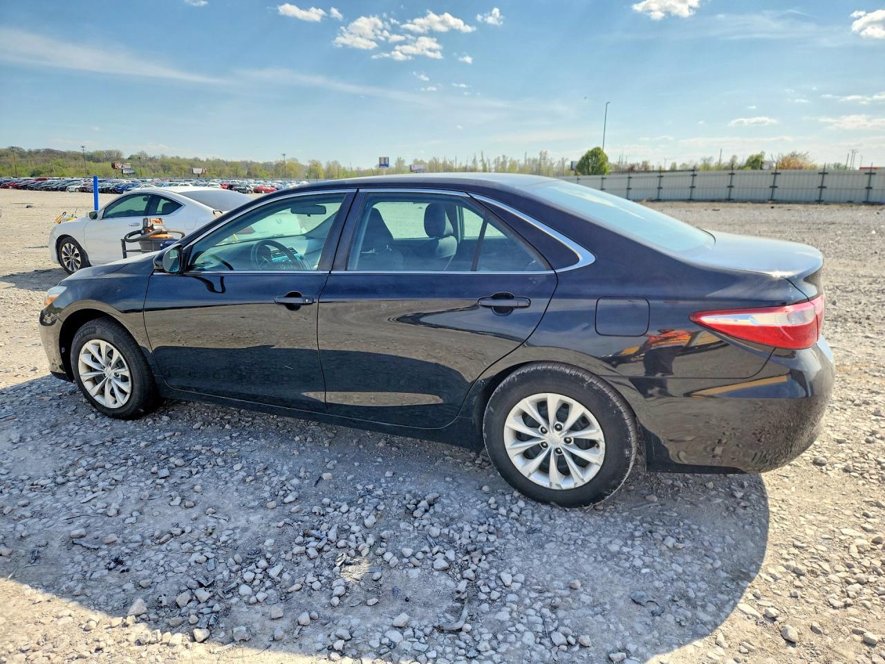 2015 TOYOTA CAMRY LE photo 4