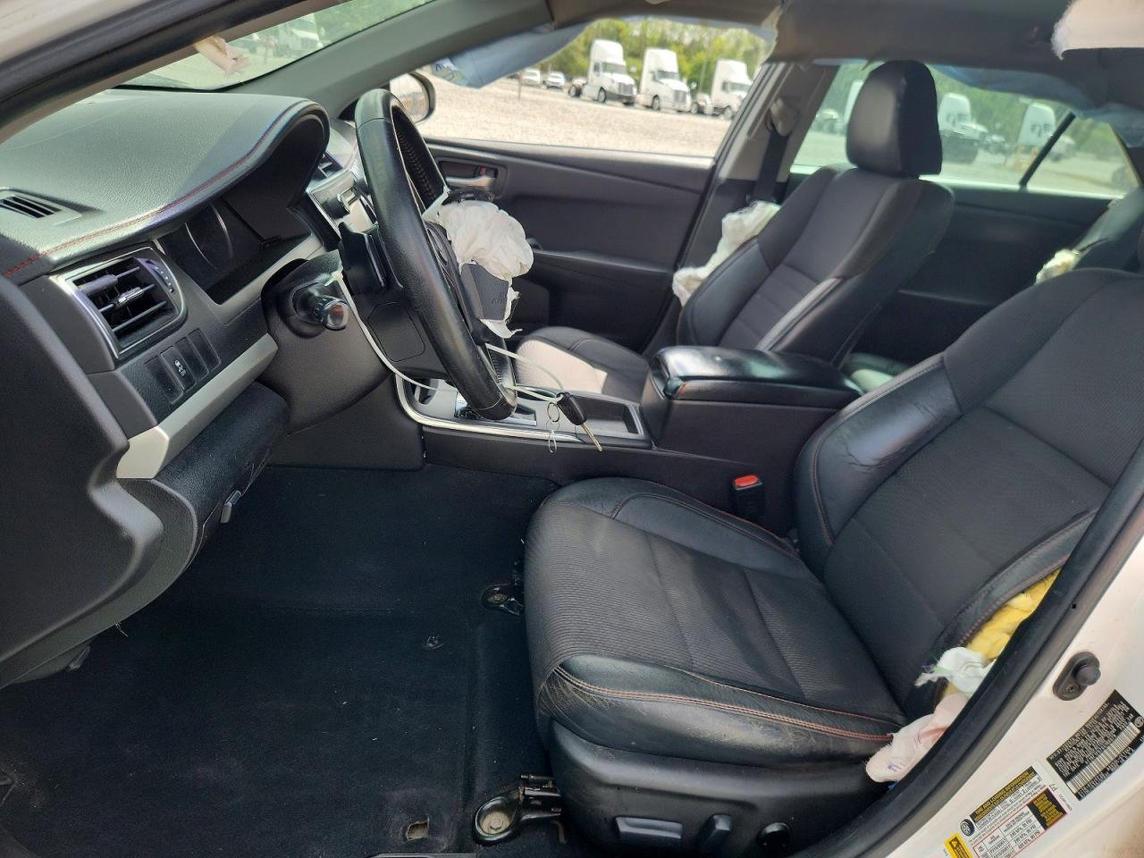 2016 TOYOTA CAMRY SE photo 13