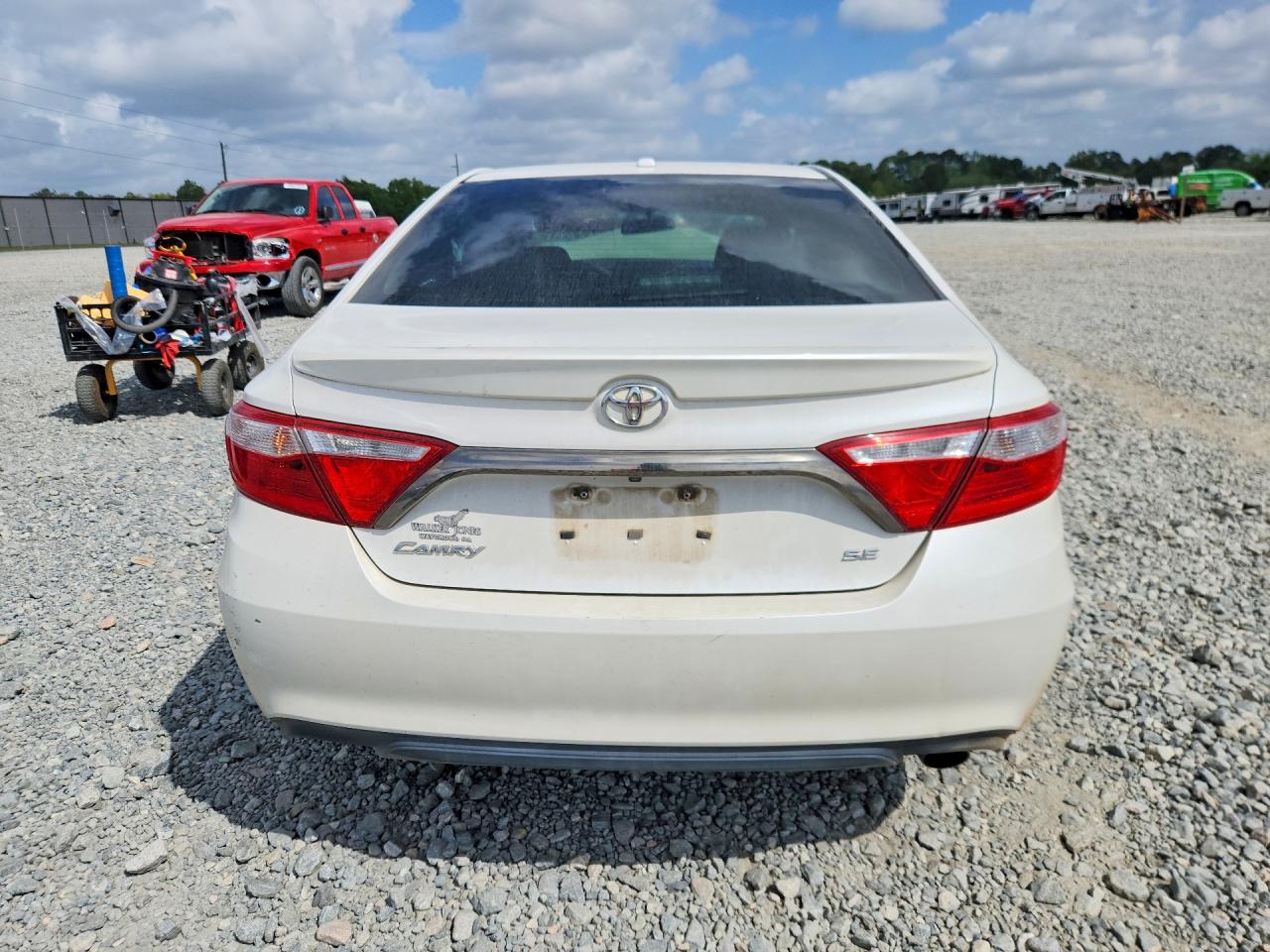 2016 TOYOTA CAMRY SE photo 11