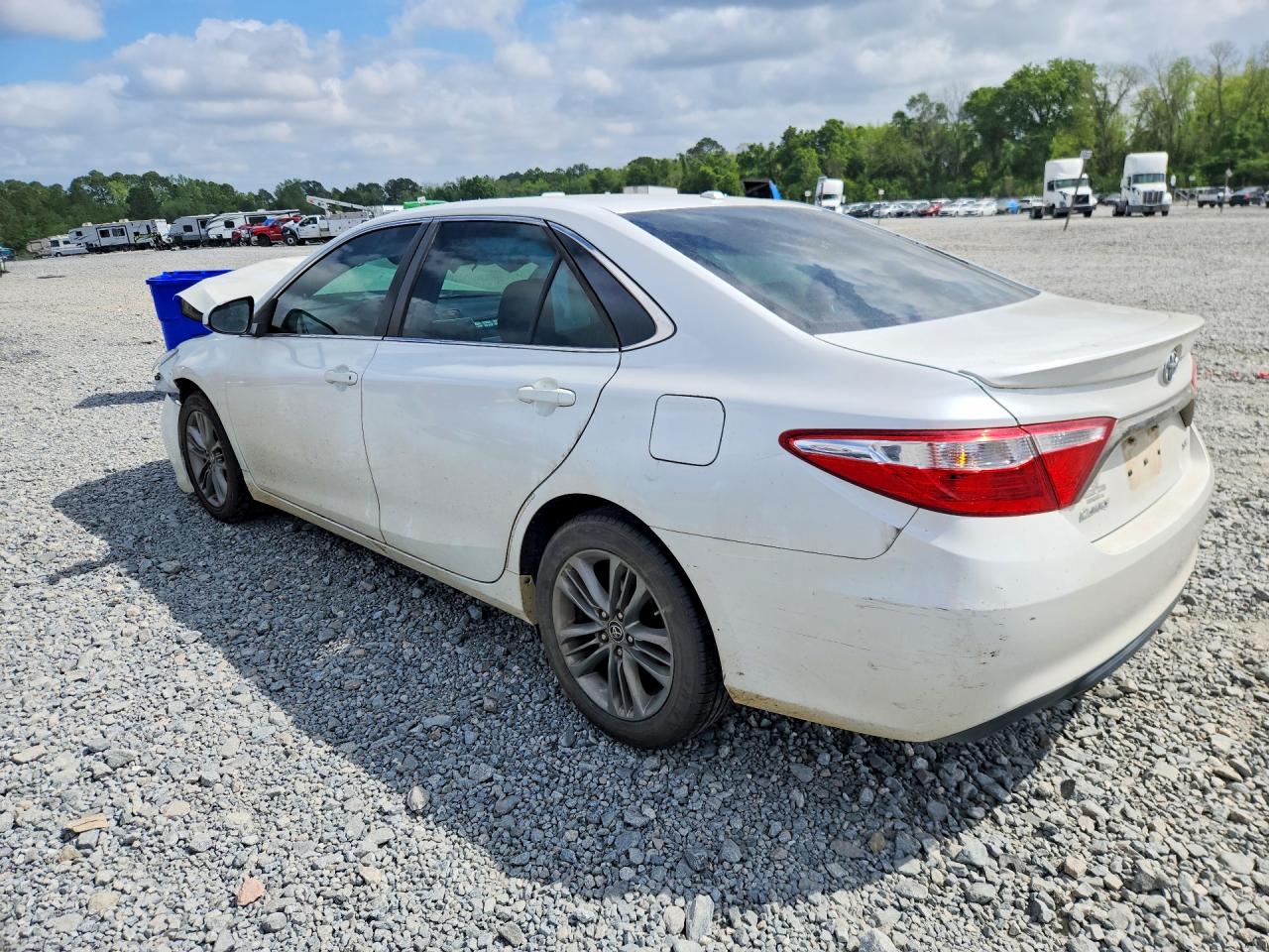 2016 TOYOTA CAMRY SE photo 3