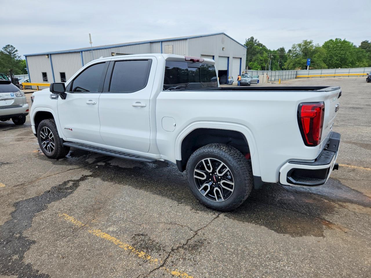2025 GMC SIERRA K1500 AT4 photo 2
