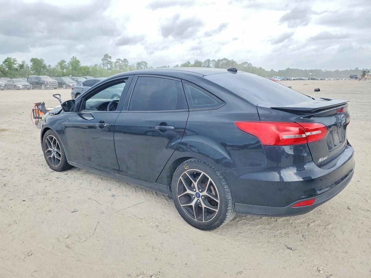 2015 FORD FOCUS SE photo 4