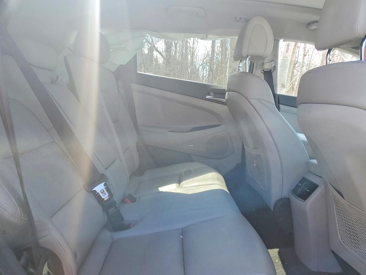 2017 HYUNDAI TUCSON SE photo 31