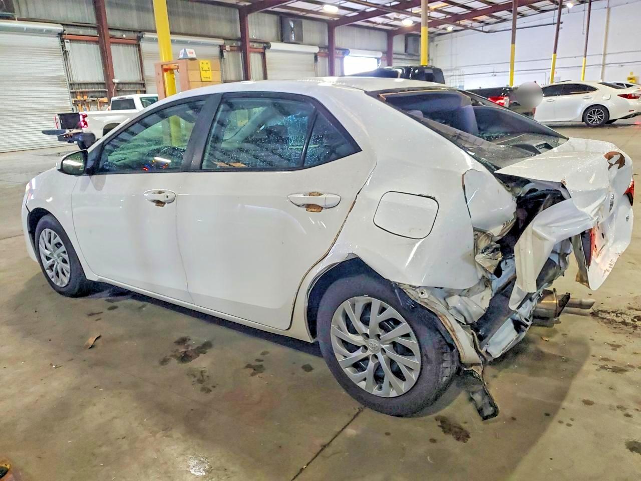 2018 TOYOTA COROLLA LE photo 3