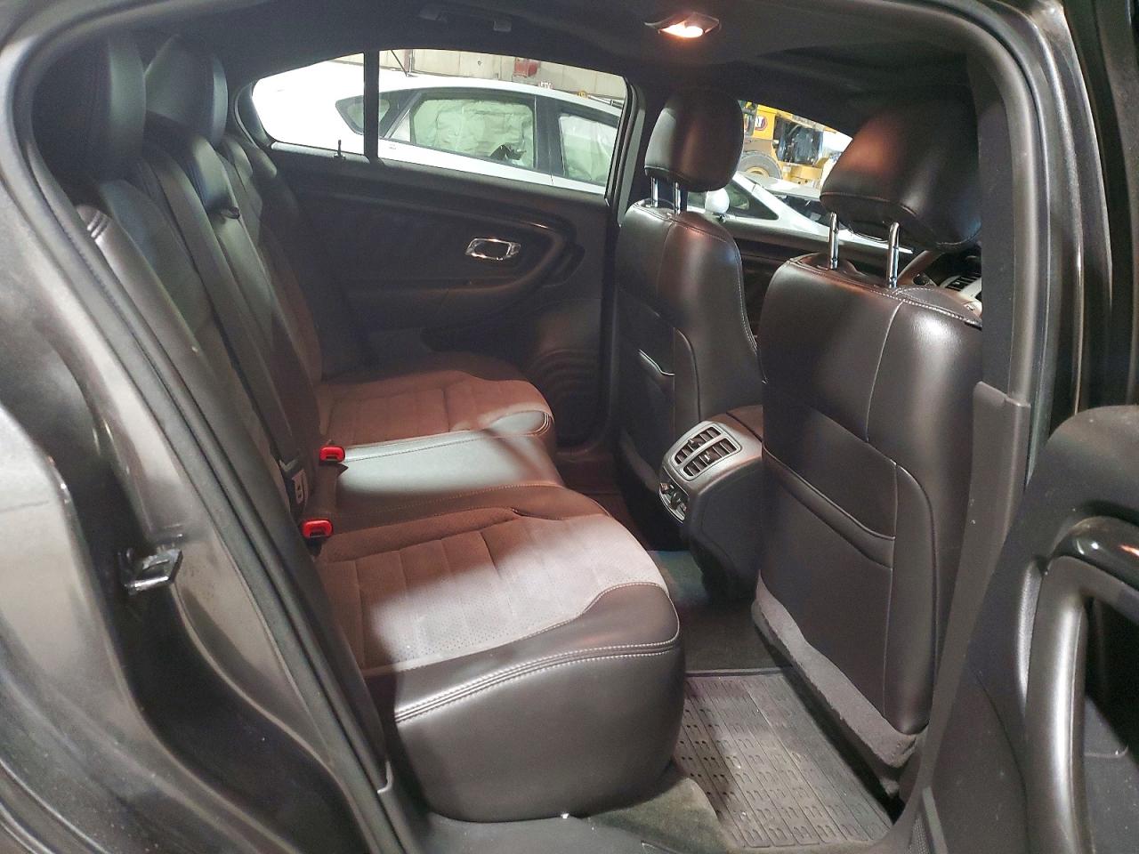 2015 FORD TAURUS SHO photo 28