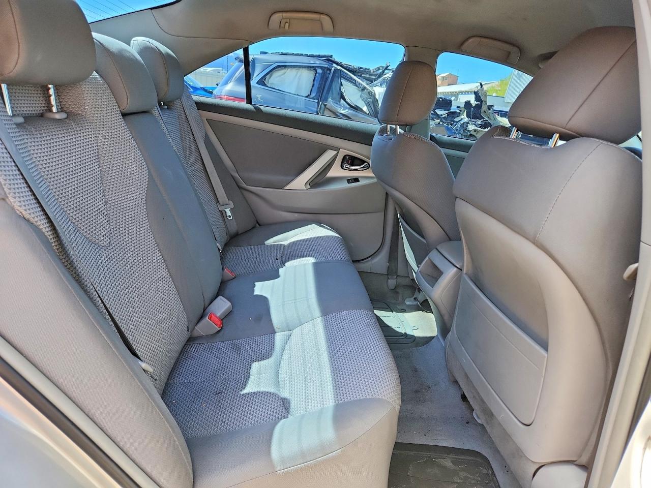 2010 TOYOTA CAMRY SE photo 19