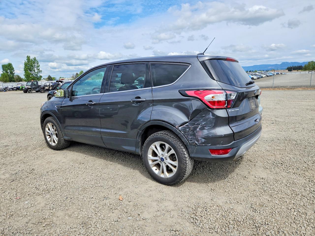 2017 FORD ESCAPE SE photo 2