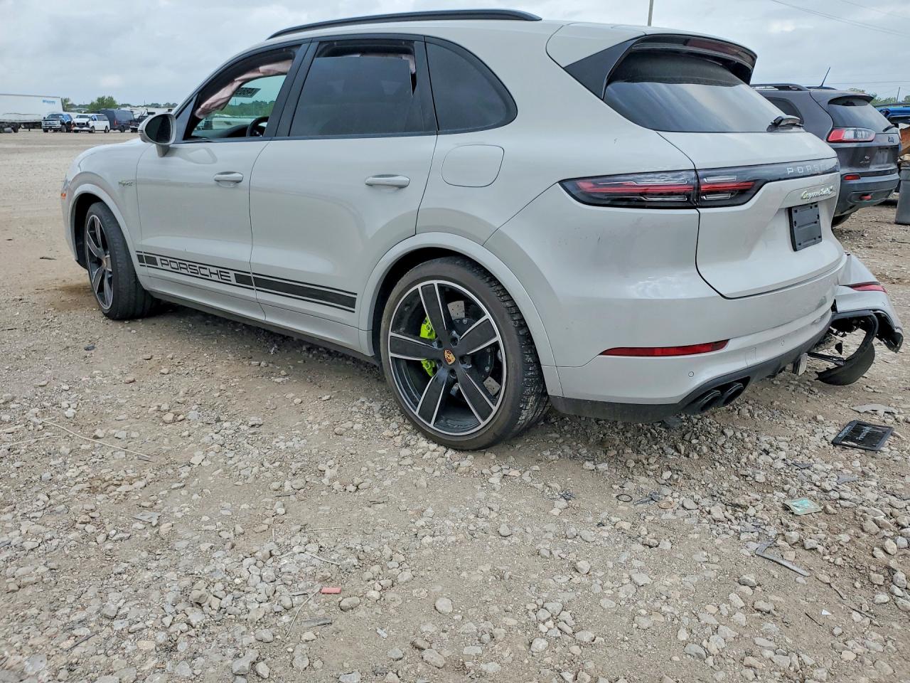 2023 PORSCHE CAYENNE TURBO S E-HYBRID photo 2