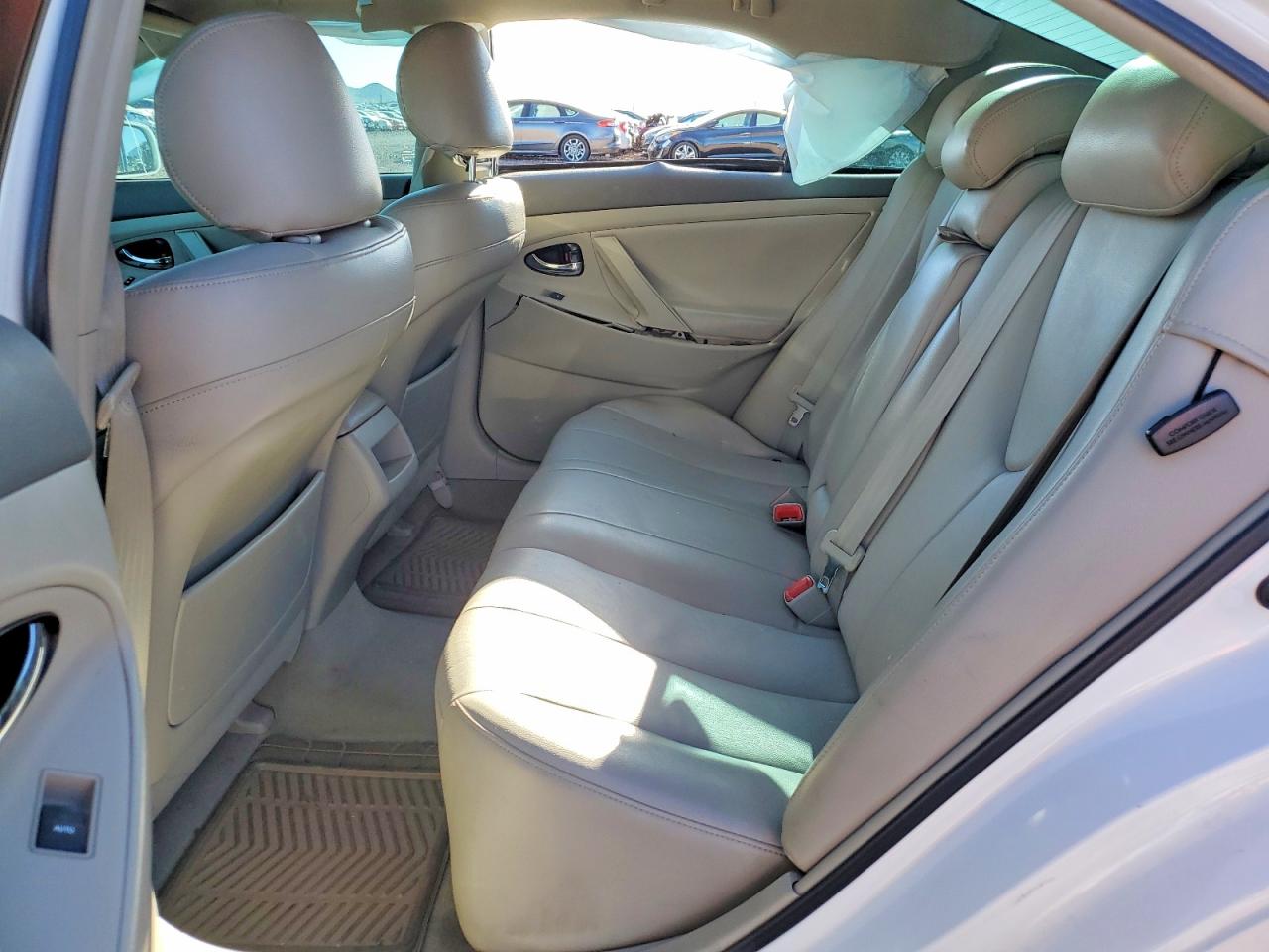 2011 TOYOTA CAMRY LE photo 28