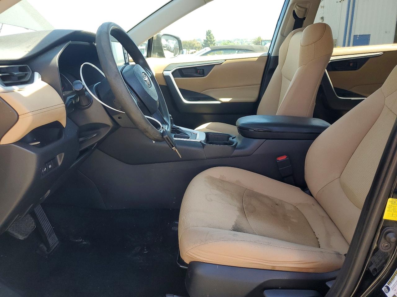 2021 TOYOTA RAV4 LE photo 13