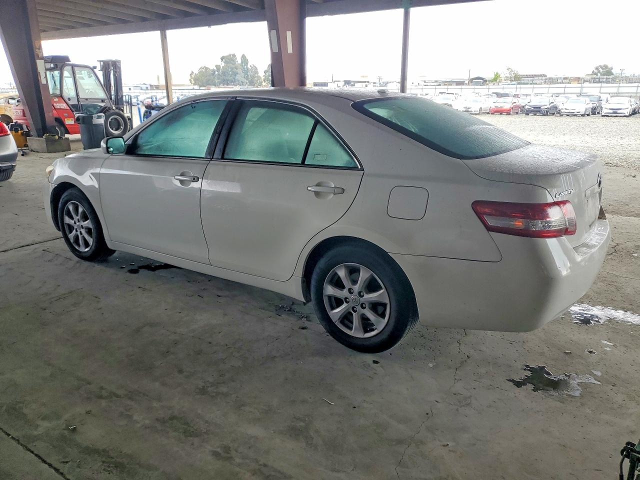 2011 TOYOTA CAMRY LE photo 2