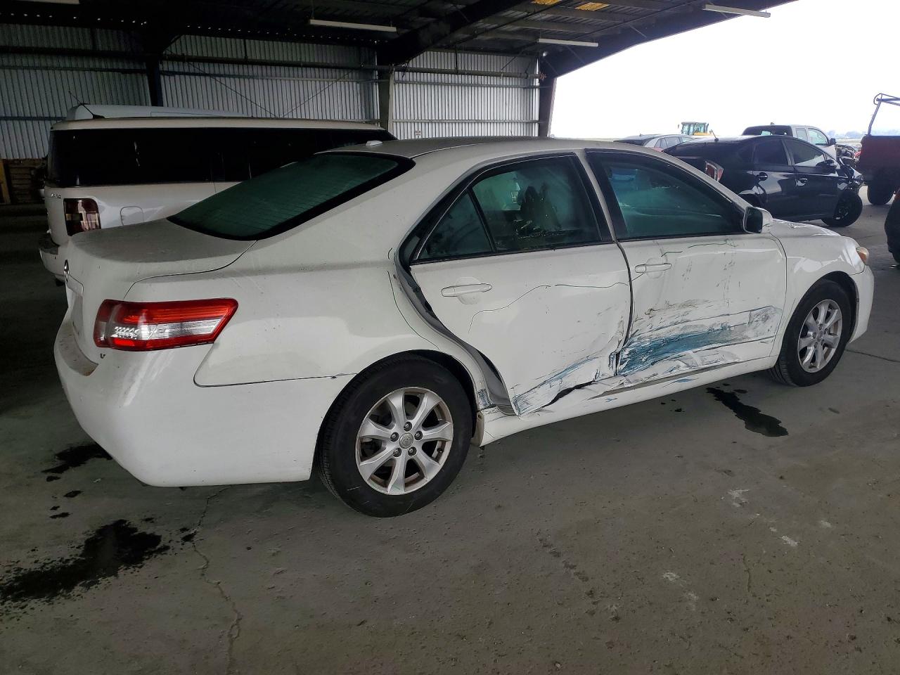 2011 TOYOTA CAMRY LE photo 3