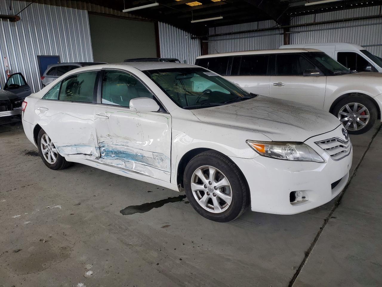 2011 TOYOTA CAMRY LE photo 4