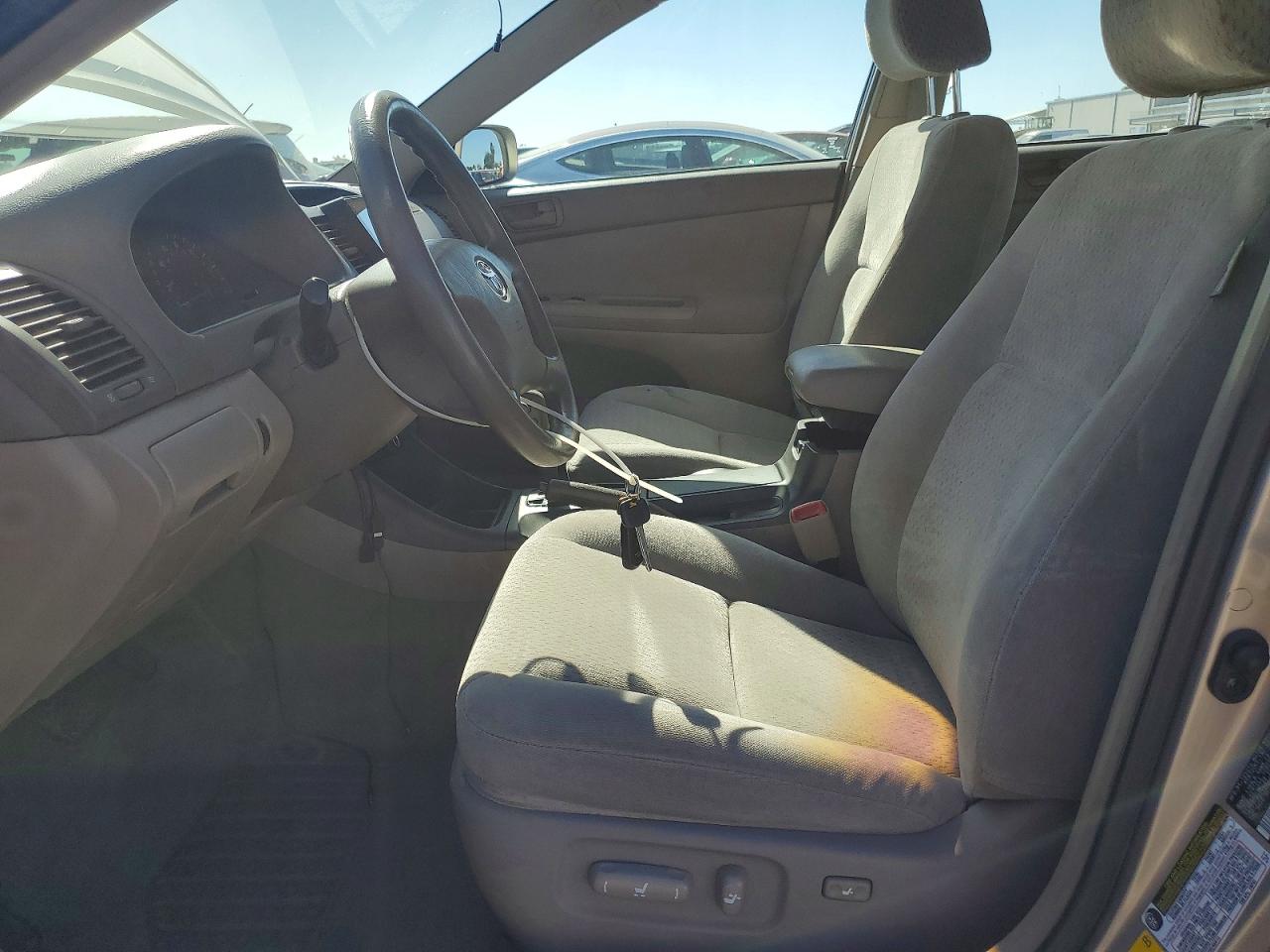2004 TOYOTA CAMRY LE photo 13