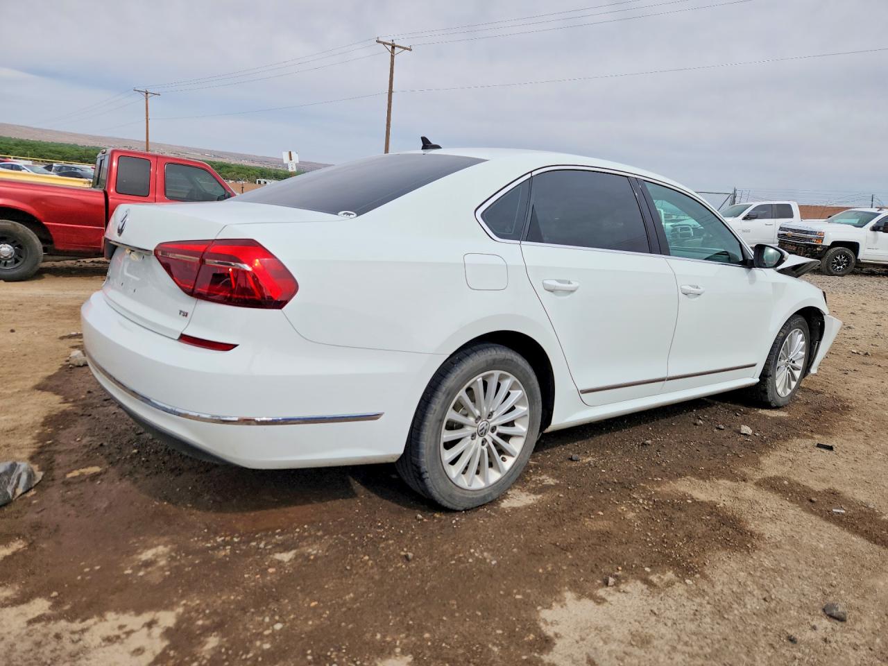 2017 VOLKSWAGEN PASSAT SE photo 5