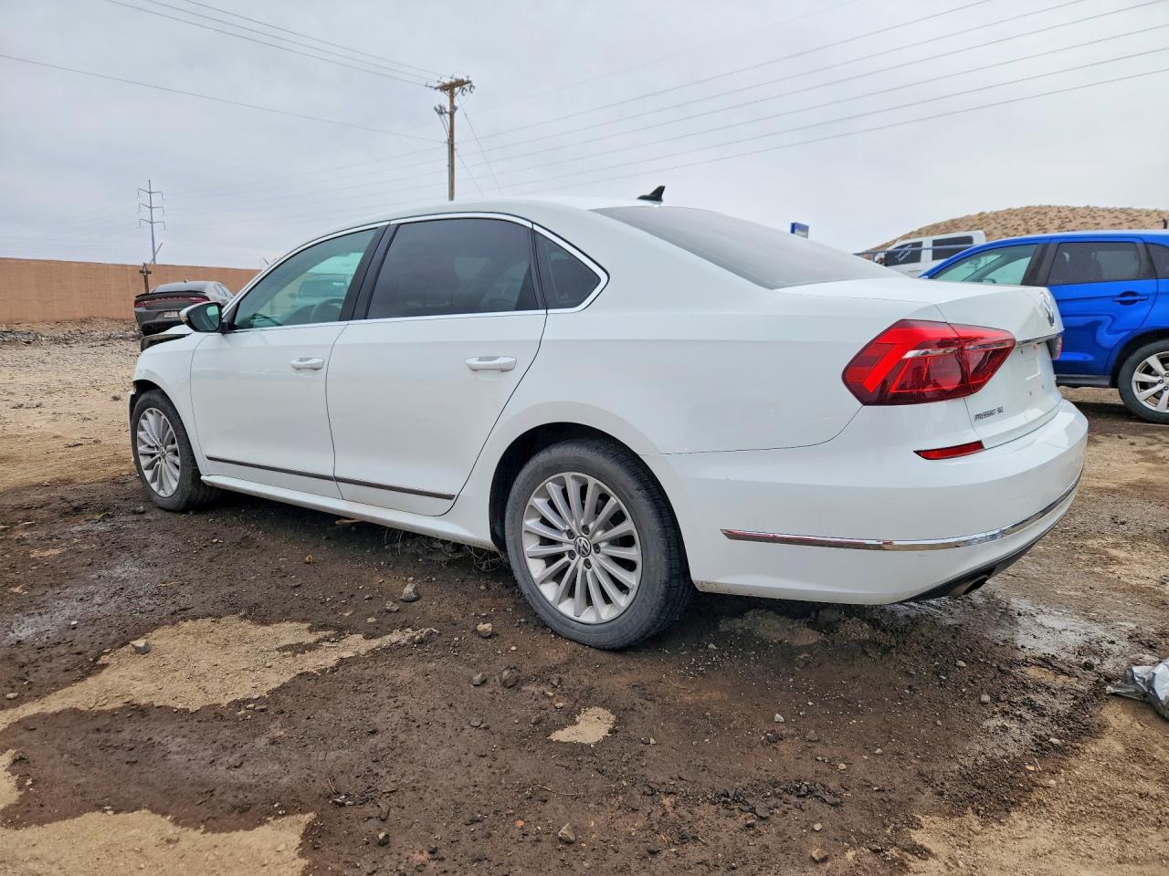 2017 VOLKSWAGEN PASSAT SE photo 3