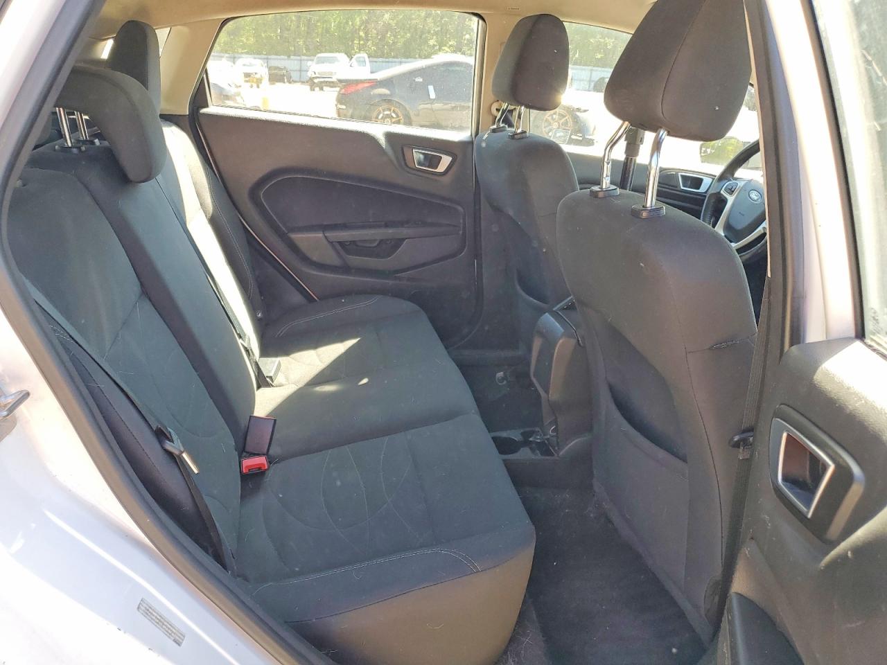 2016 FORD FIESTA SE photo 28