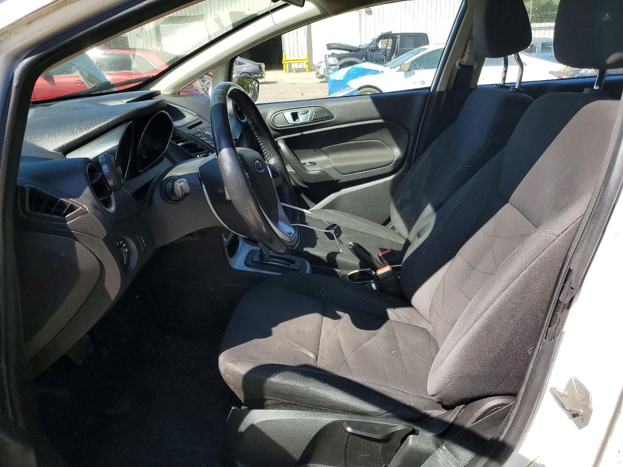2016 FORD FIESTA SE photo 19