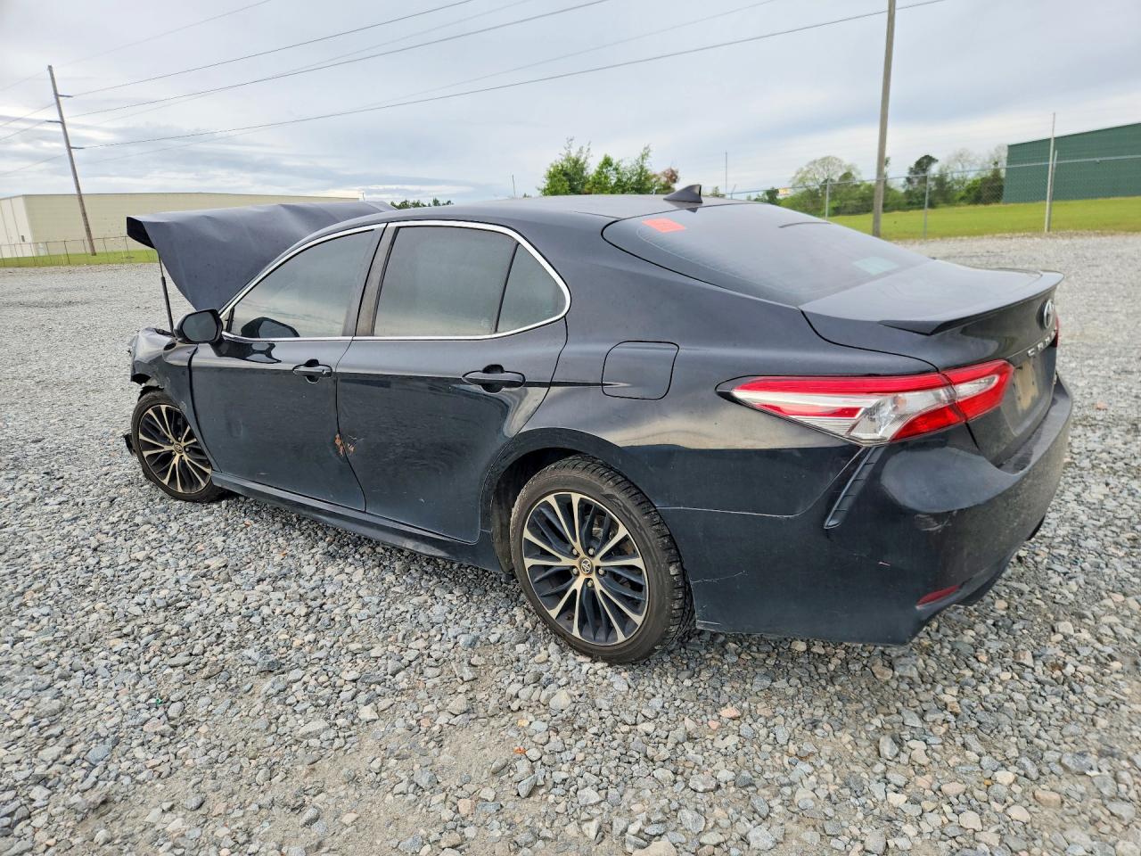 2019 TOYOTA CAMRY SE photo 3