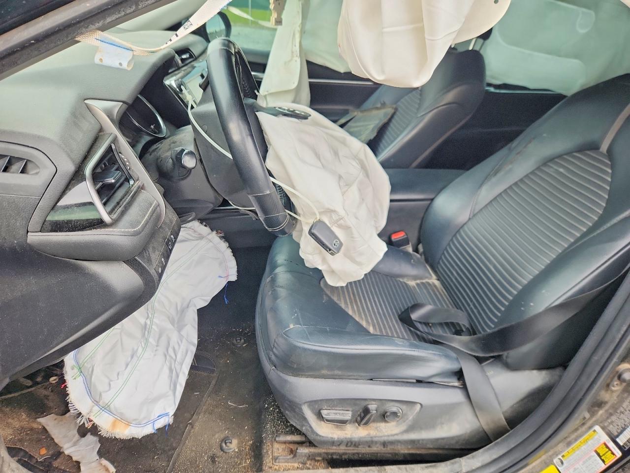 2019 TOYOTA CAMRY SE photo 13