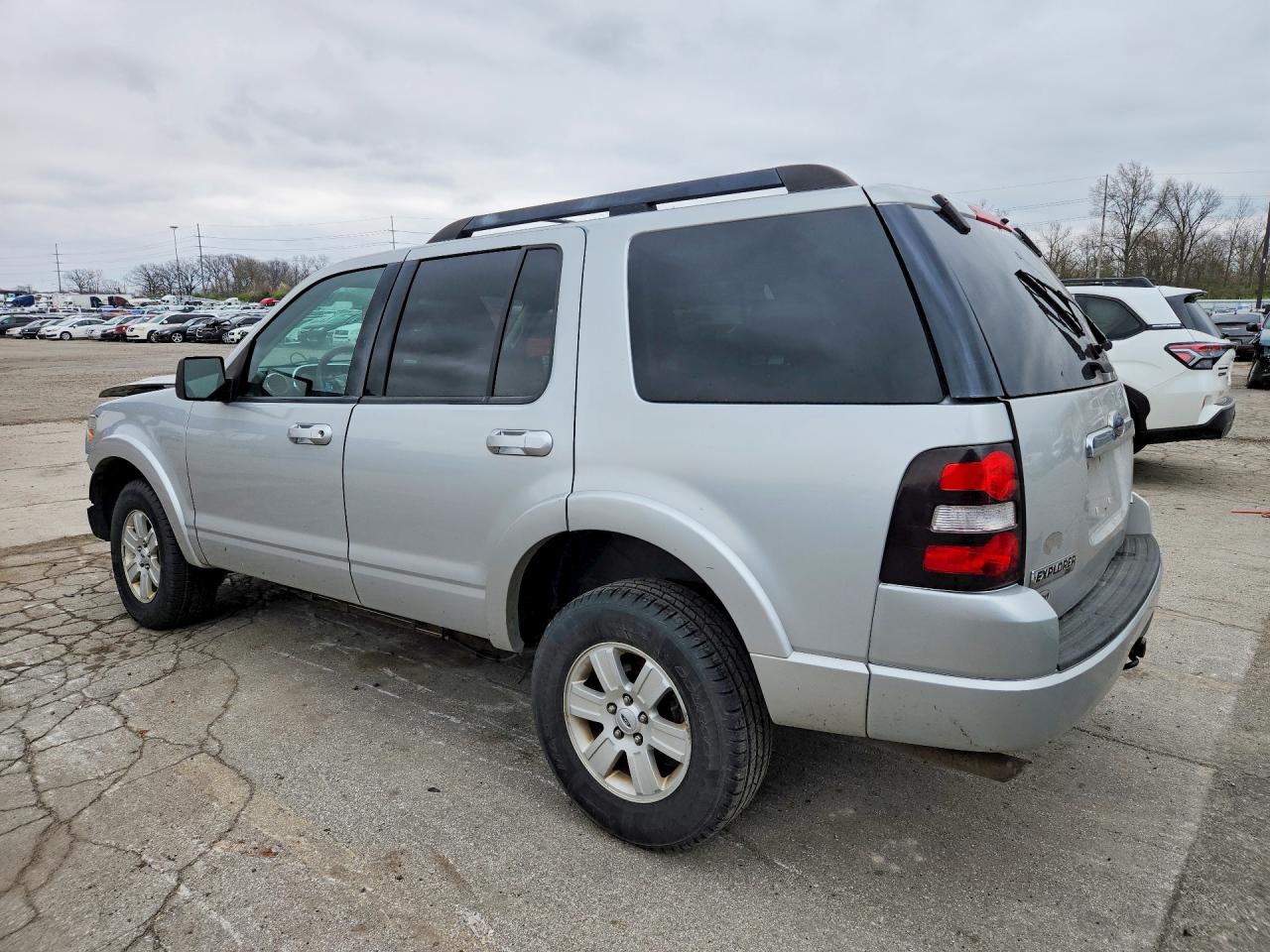 2010 FORD EXPLORER XLT photo 3