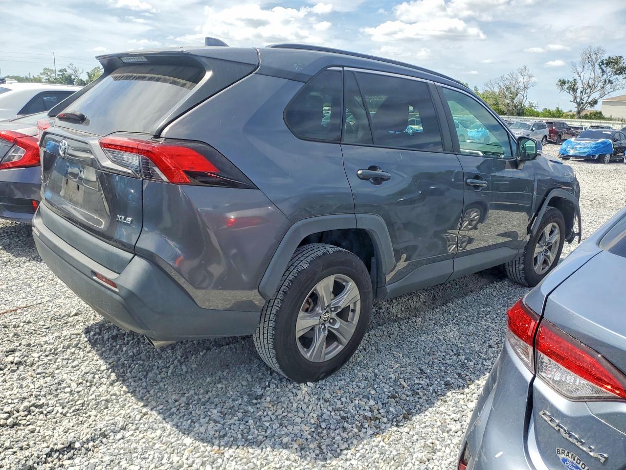2022 TOYOTA RAV4 XLE photo 7