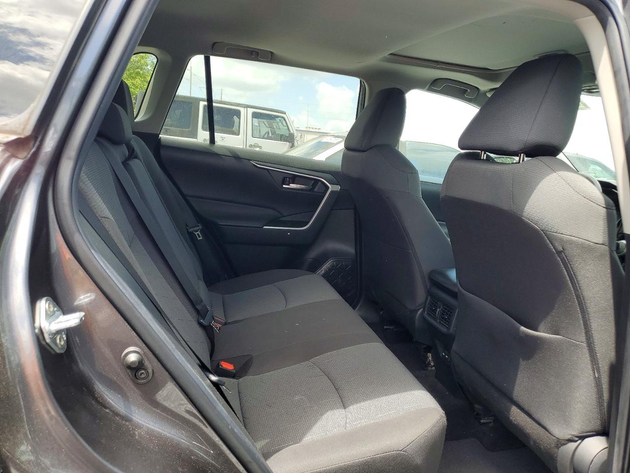 2022 TOYOTA RAV4 XLE photo 31