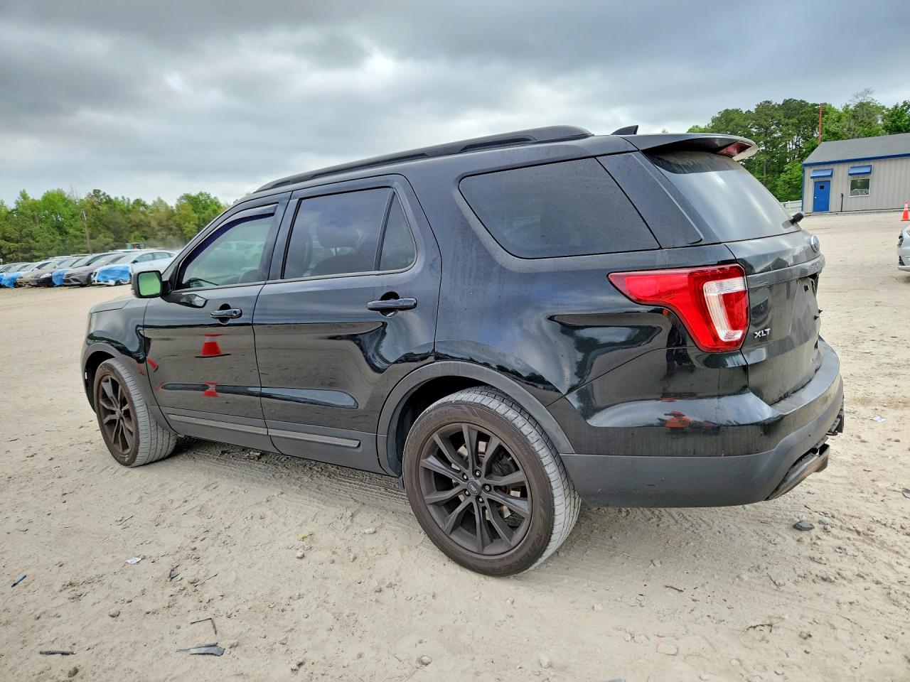 2017 FORD EXPLORER XLT photo 4