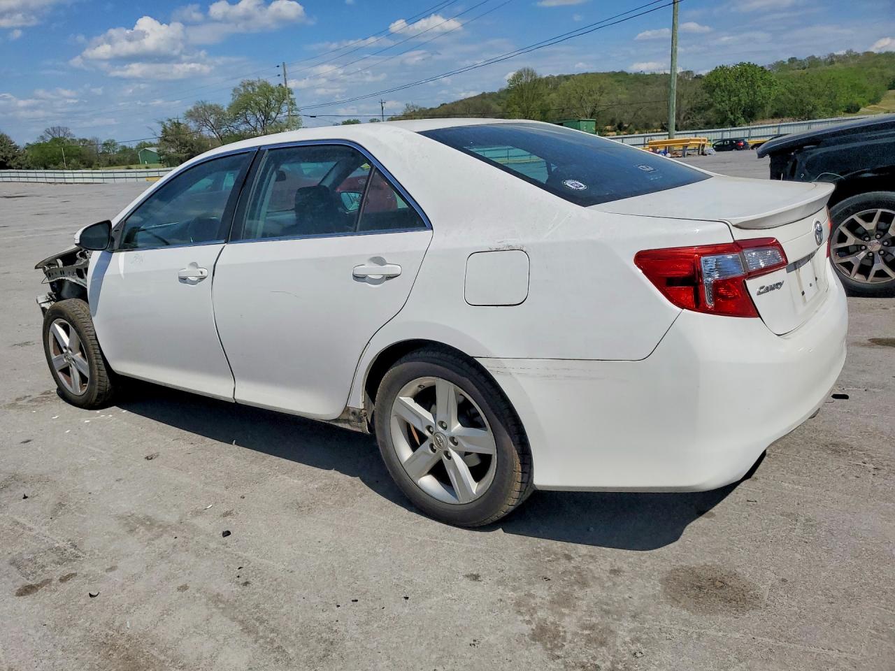 2014 TOYOTA CAMRY SE photo 3