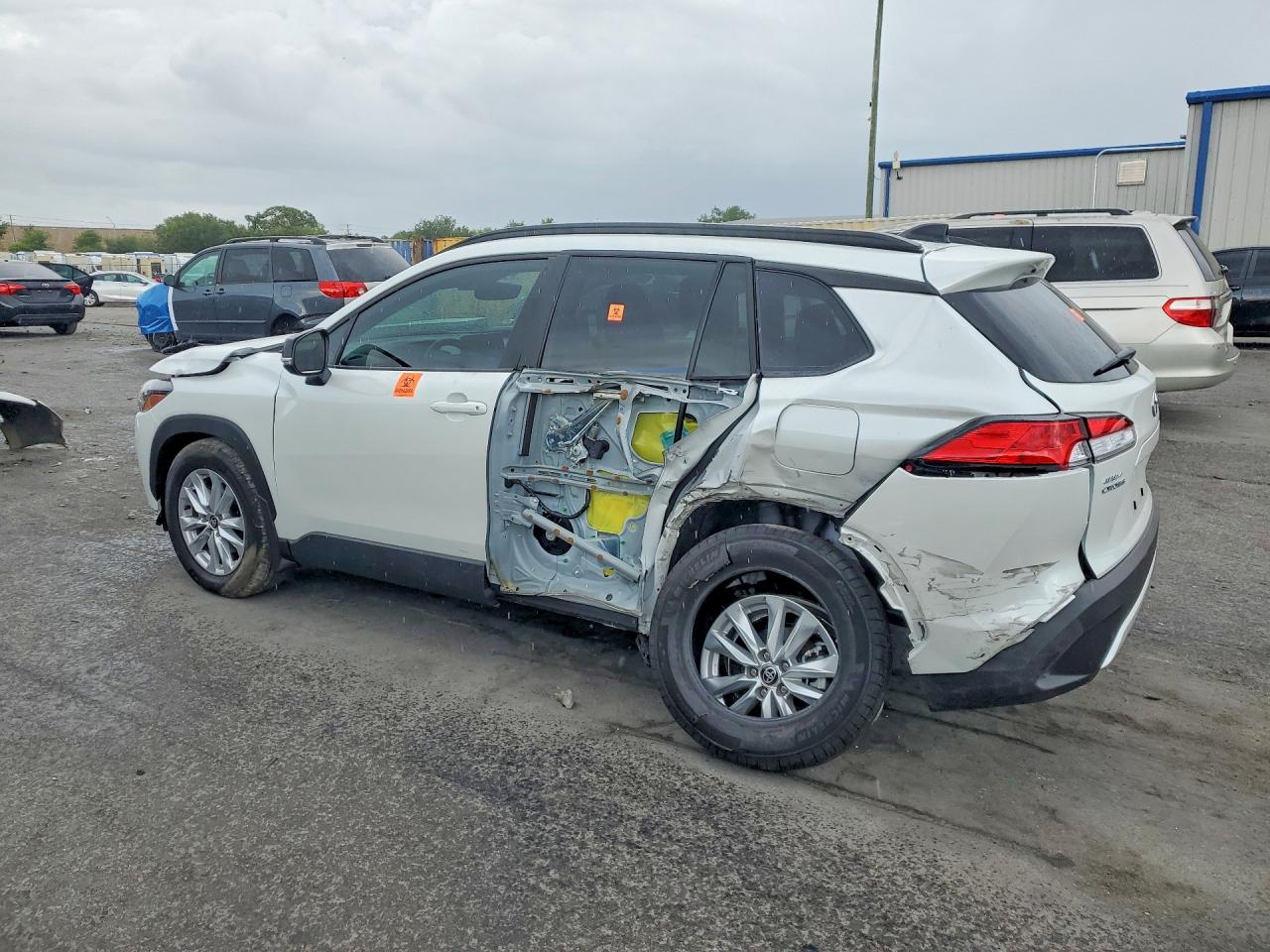 2025 TOYOTA COROLLA CROSS LE photo 4