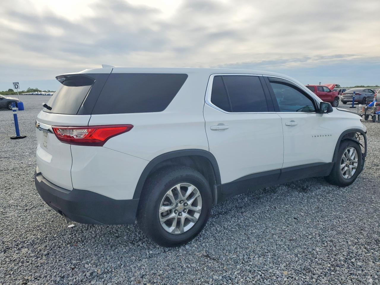 2020 CHEVROLET TRAVERSE LS photo 5