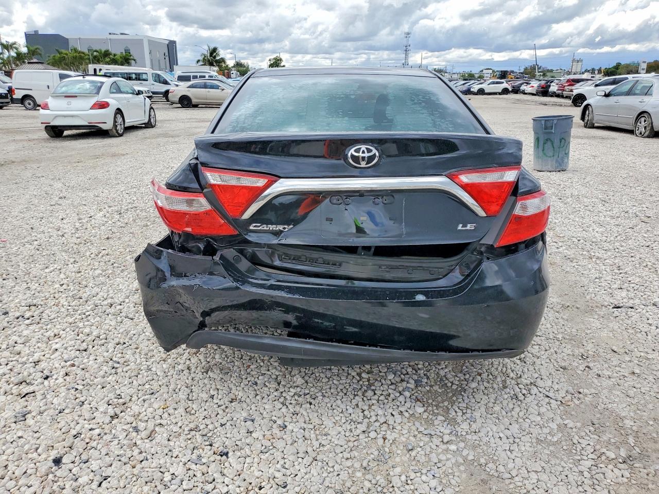 2016 TOYOTA CAMRY LE photo 11