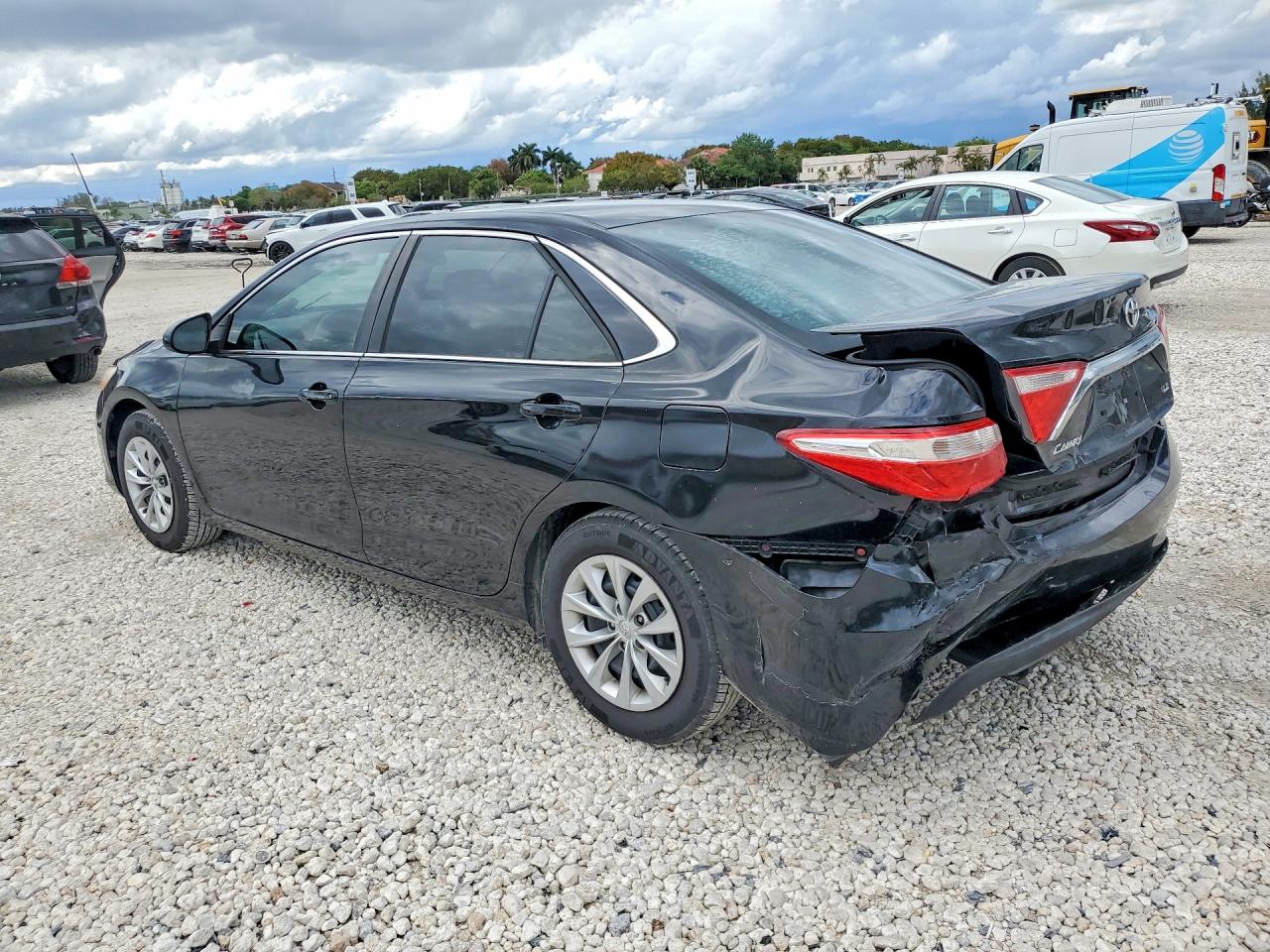2016 TOYOTA CAMRY LE photo 3