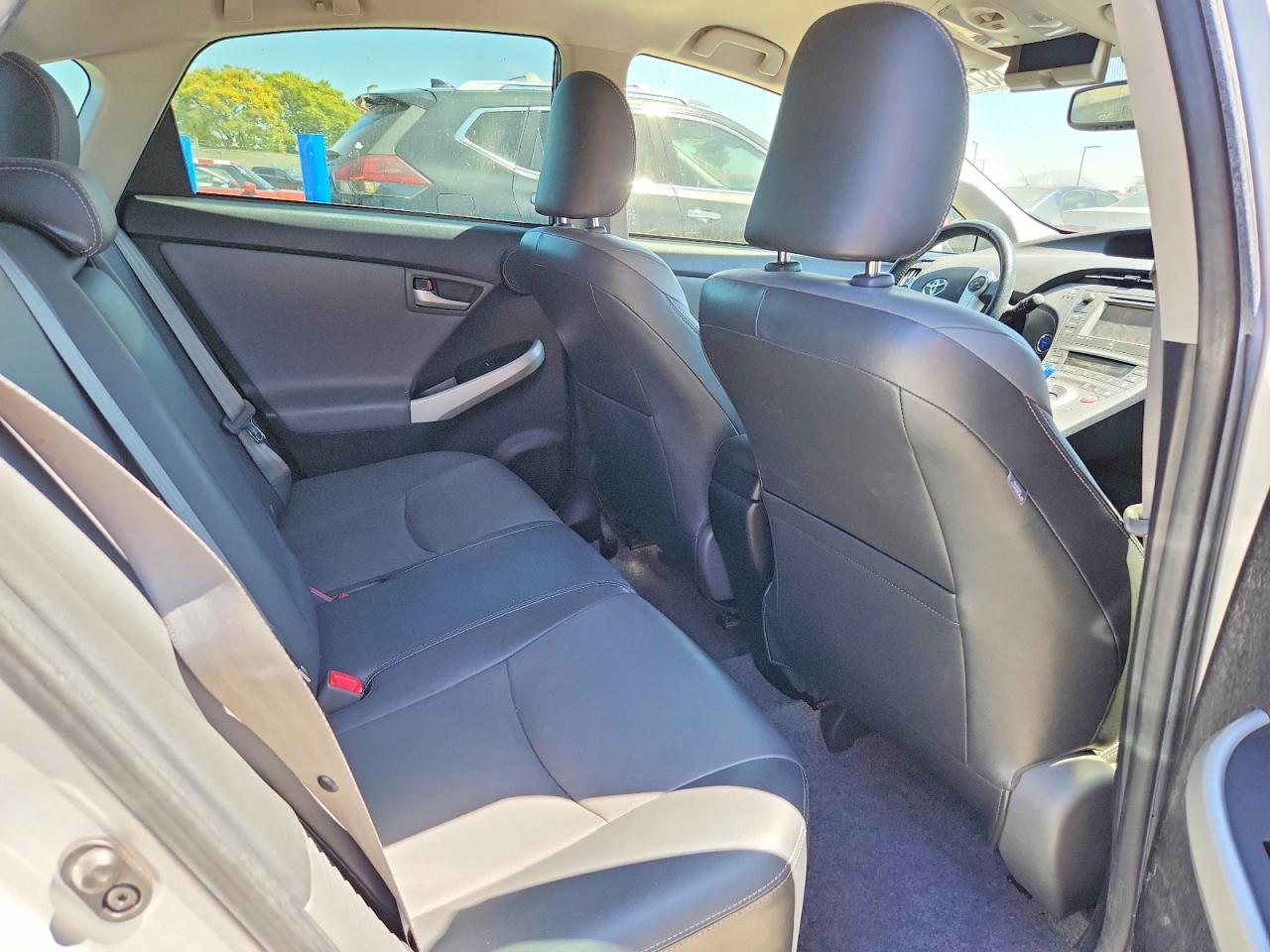 2015 TOYOTA PRIUS FOUR photo 28