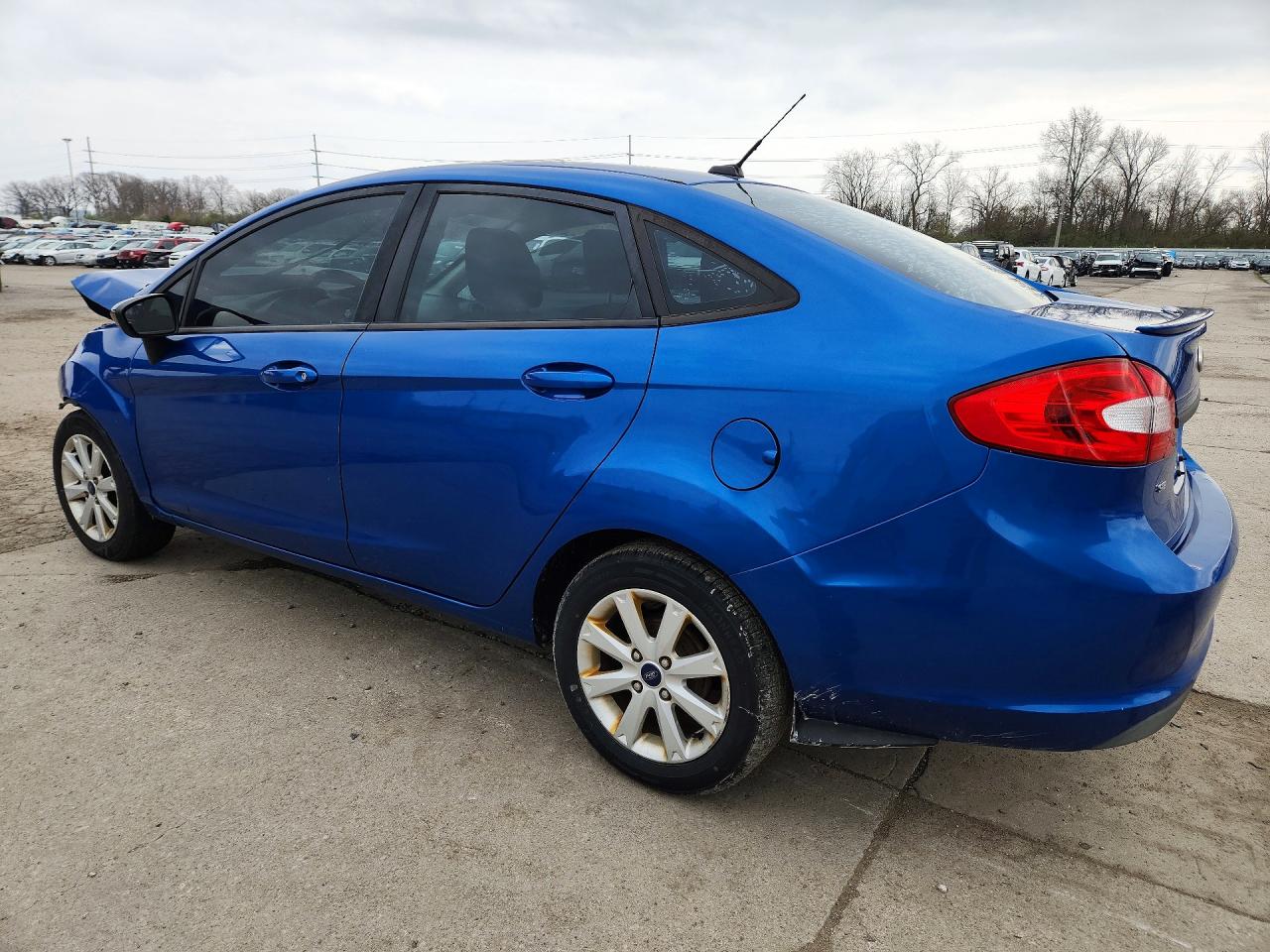 2011 FORD FIESTA SE photo 2