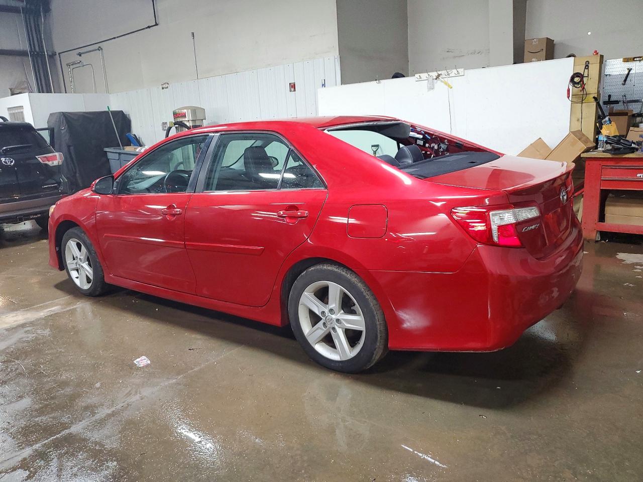 2014 TOYOTA CAMRY SE photo 3