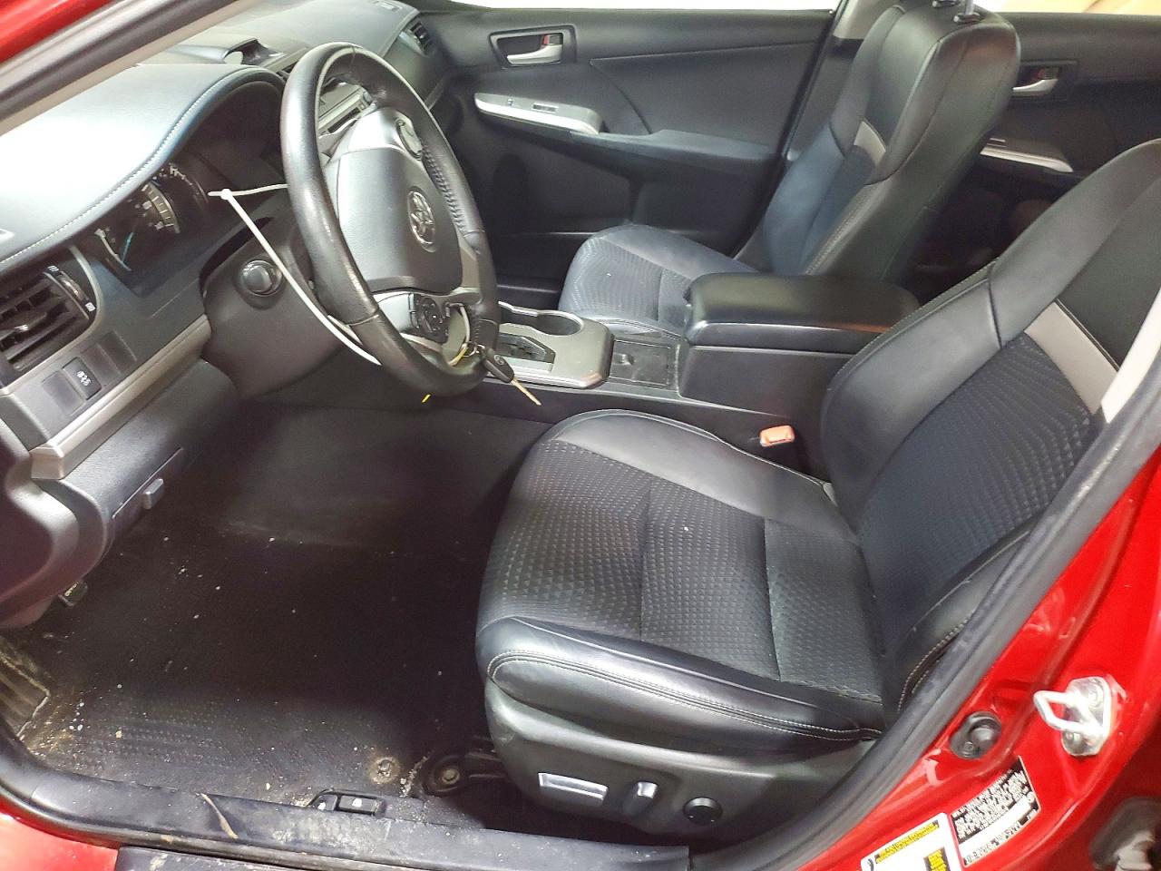 2014 TOYOTA CAMRY SE photo 13