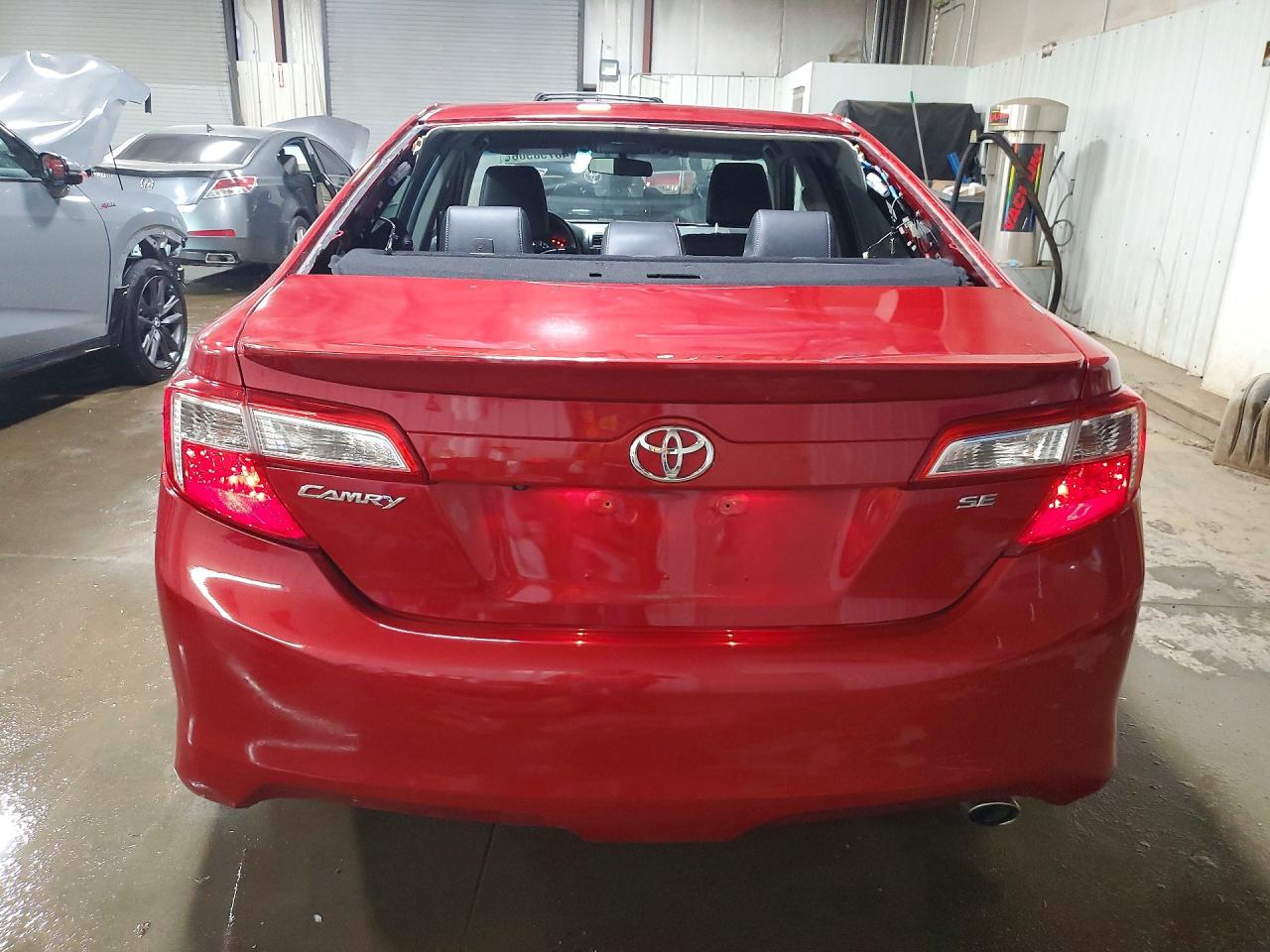 2014 TOYOTA CAMRY SE photo 11