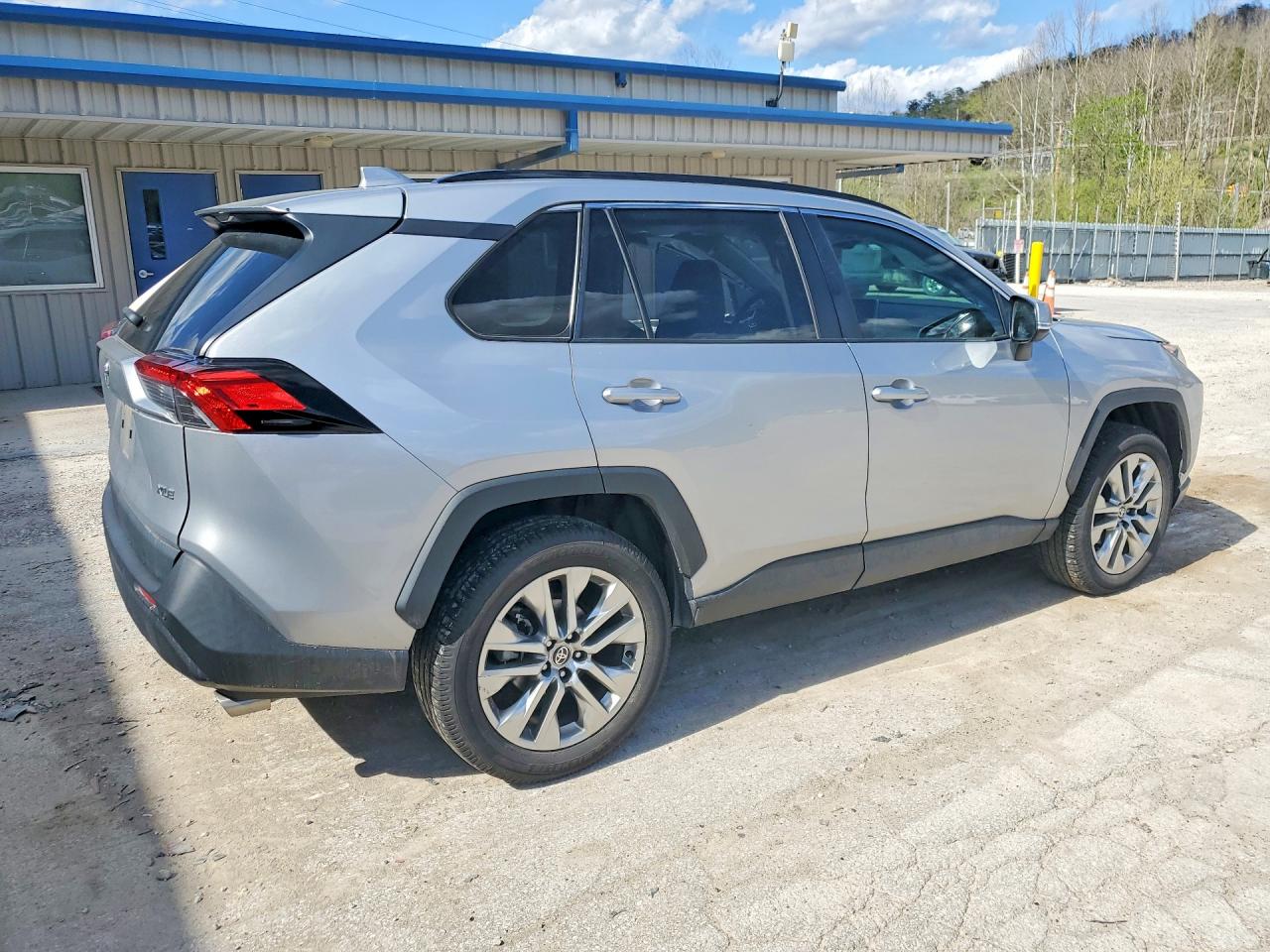 2021 TOYOTA RAV4 XLE PREMIUM photo 5