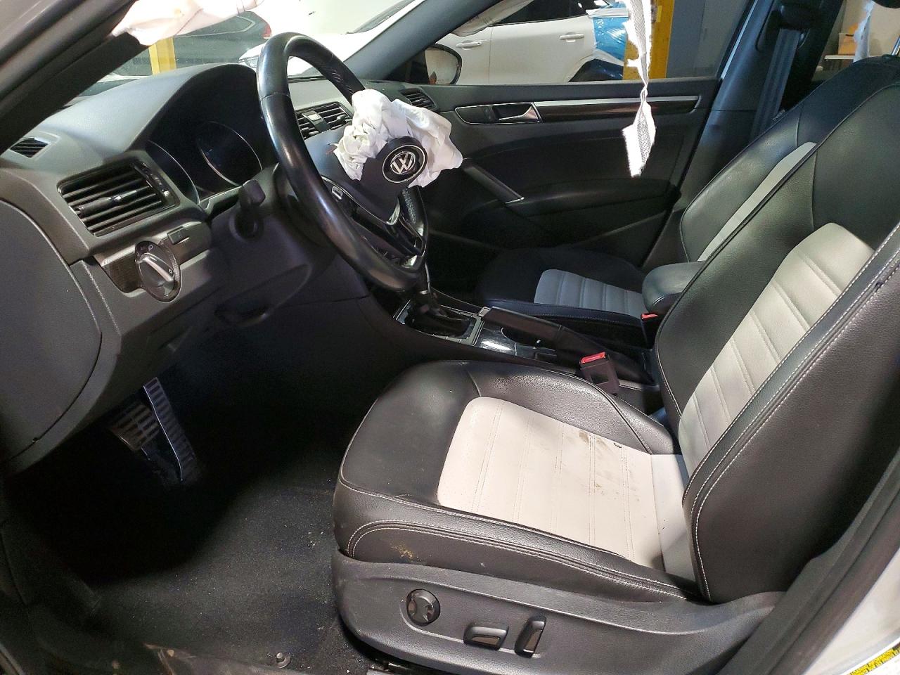 2018 VOLKSWAGEN PASSAT GT photo 13