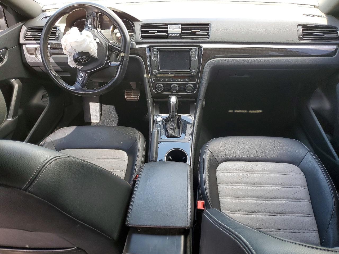 2018 VOLKSWAGEN PASSAT GT photo 15