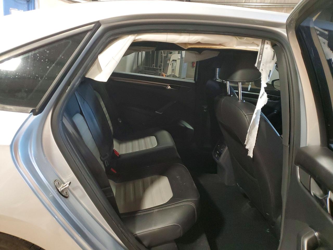 2018 VOLKSWAGEN PASSAT GT photo 19