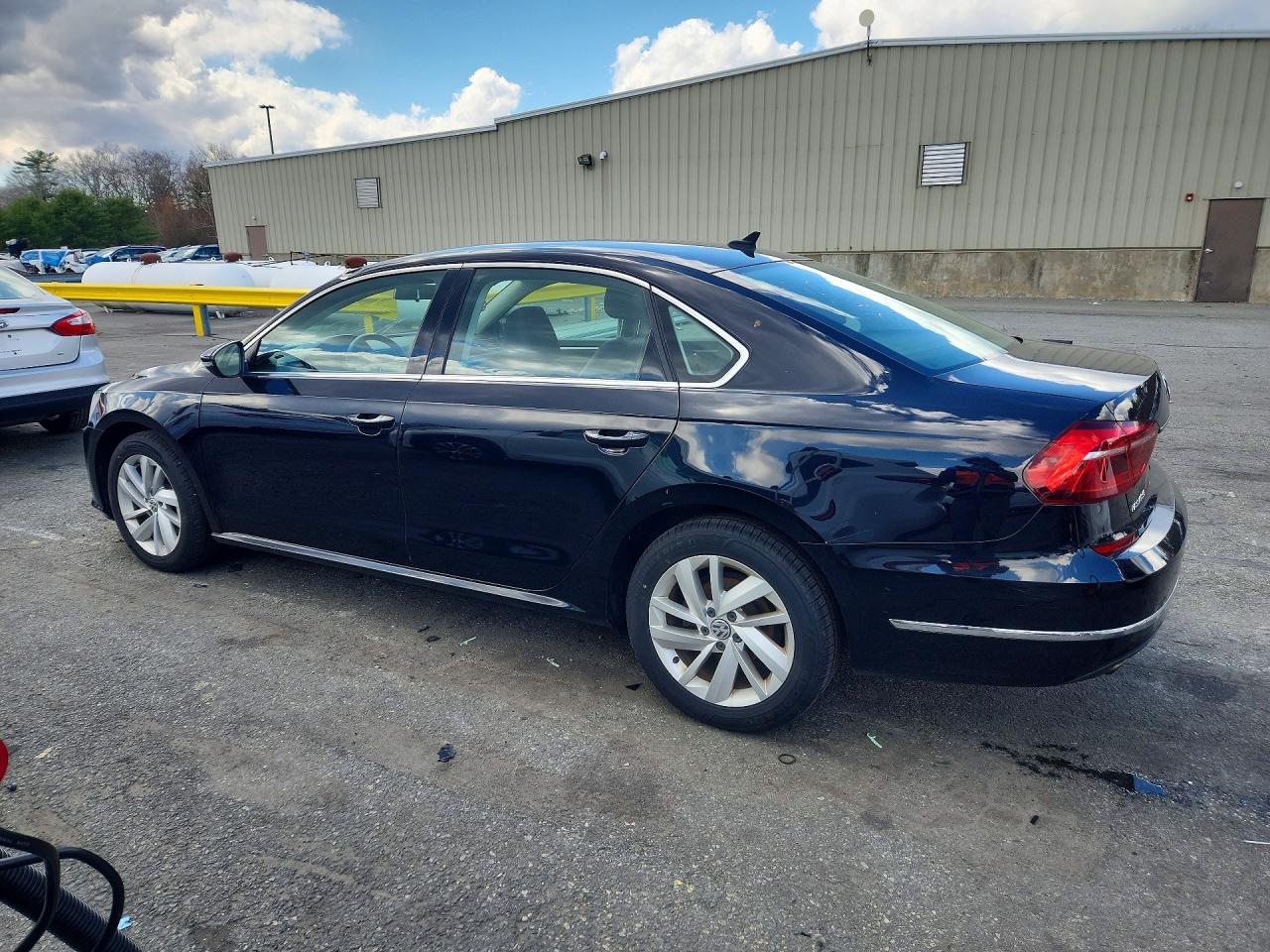 2018 VOLKSWAGEN PASSAT SE photo 4