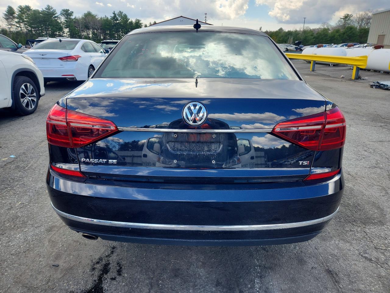 2018 VOLKSWAGEN PASSAT SE photo 16