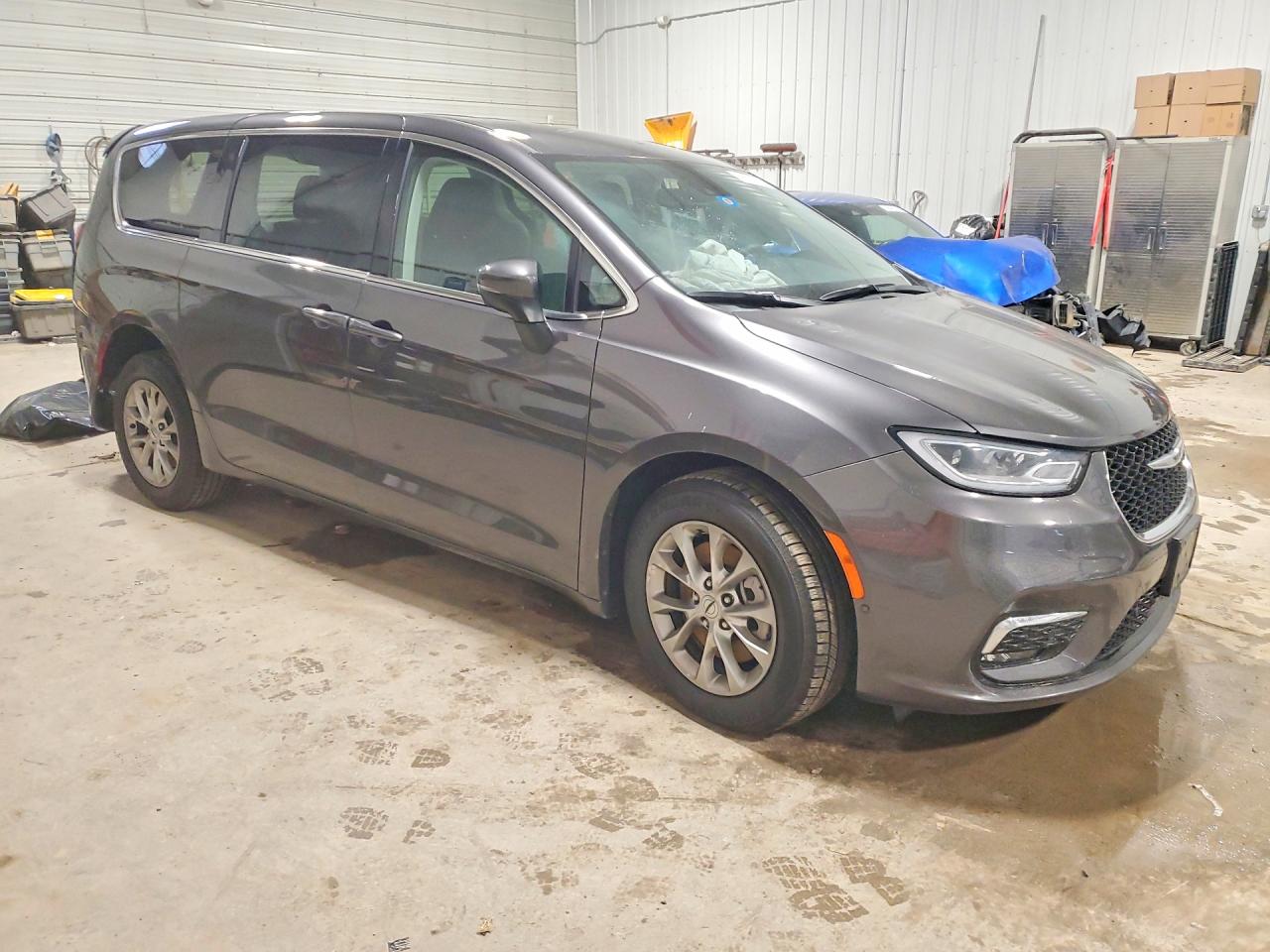 2023 CHRYSLER PACIFICA TOURING L photo 4